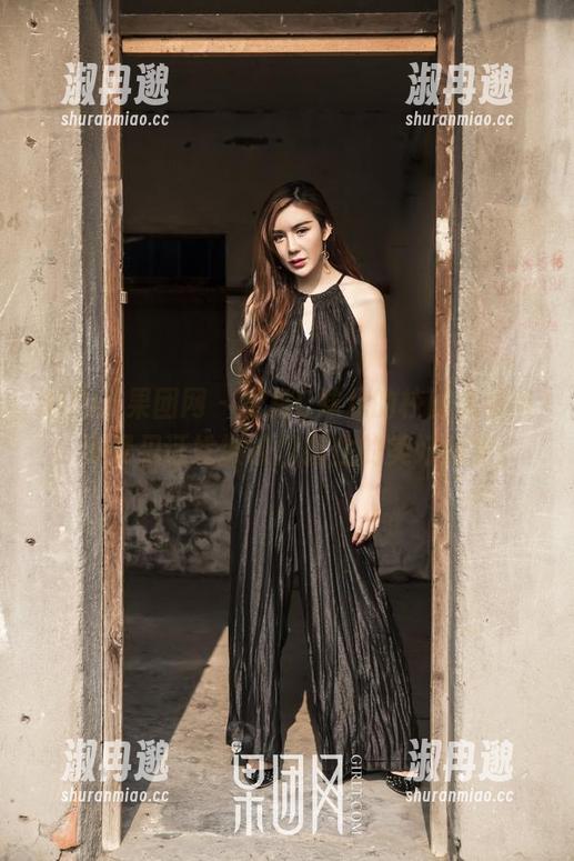 GIRLT果团网 - 蜜桃Q妹儿的校园大冒险：免费见证她被校门挡住的美好时光！