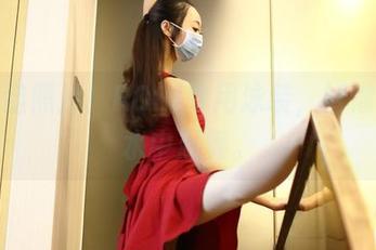 看这组照片！ROSI专用泳装，好像可以水中起舞。