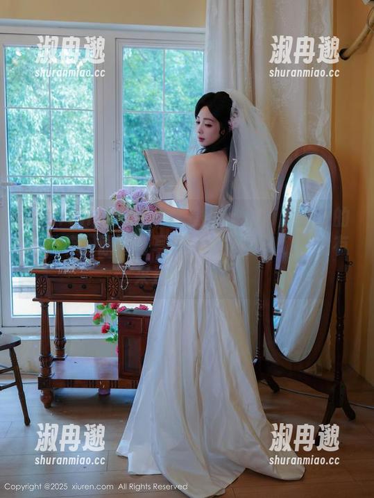 Xiuren秀人网 - 这是FoxYini孟狐狸的万圣节，原图与写真，你能看出哪个没有来过派对吗？