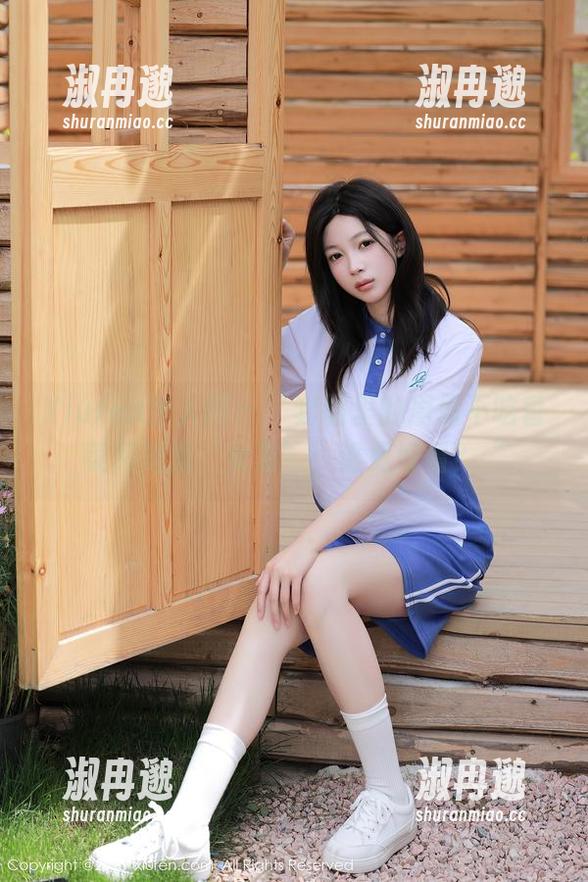 Xiuren秀人网 - “套图里的周周不吃香菜和她的‘女友’，谁更好看？“