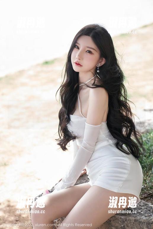Xiuren秀人网 - 女王娜露驾到：一组套图狠抓眼球，保证你不想移开视线！