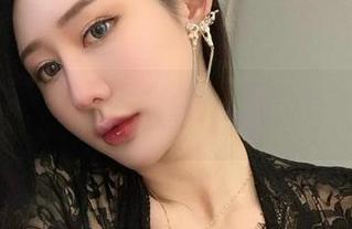 微密圈 – 校服也能时髦？不爱笑的赛琳的写真集带你发现有趣的“校园时光”。