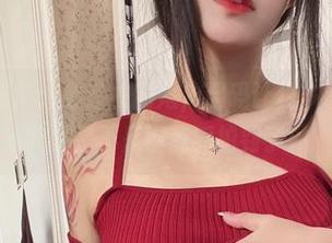 今汐红衣资源：穿红衣的她，起码让我多看了三秒，管她是不是被我抓拍到了！
