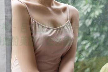 克拉女神 – 吕佳的海边图片：海浪都在偷瞄她的美丽，怎么能不注意呢？
