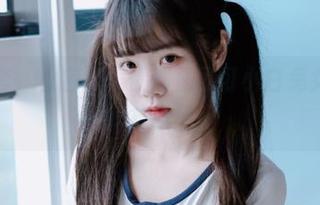 看这全套，妆容和表情都是可可小白兔女神风，真有意思。