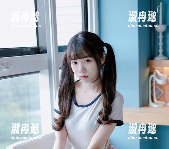 看这全套，妆容和表情都是可可小白兔女神风，真有意思。