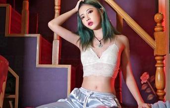 嗲囡囡 – 试问方绮言Ayaka的“女王”原图，壁纸能不能别太张扬？