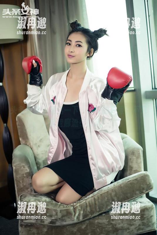 头条女神 - 精选一下：乔安的校服，不只是走廊流行的风！