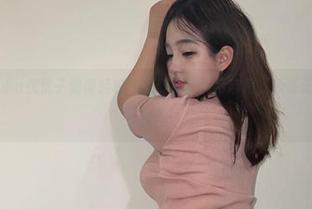 微密圈 – 看小u优优子如何轻松驾驭那粉色的吊带裙，丝毫无圣光的美图才最真实。