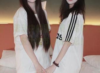 小众视觉 – 滚动中的圆圆美足写真，左脚右脚，放大细节真有意思！