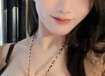微密圈 – 小玉吃果冻的这组图片，原来天花板也能这么养眼，我都迫不及待想下载了。