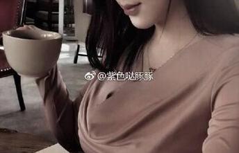 微密圈 – 小芯酱的红色壁纸写真，喂？这衣服难道是从游乐场的气球店借来的吗？