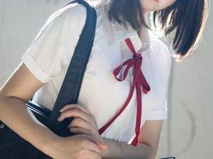 少女秩序，这种白丝短裙的美图让壁纸都有些浮夸。