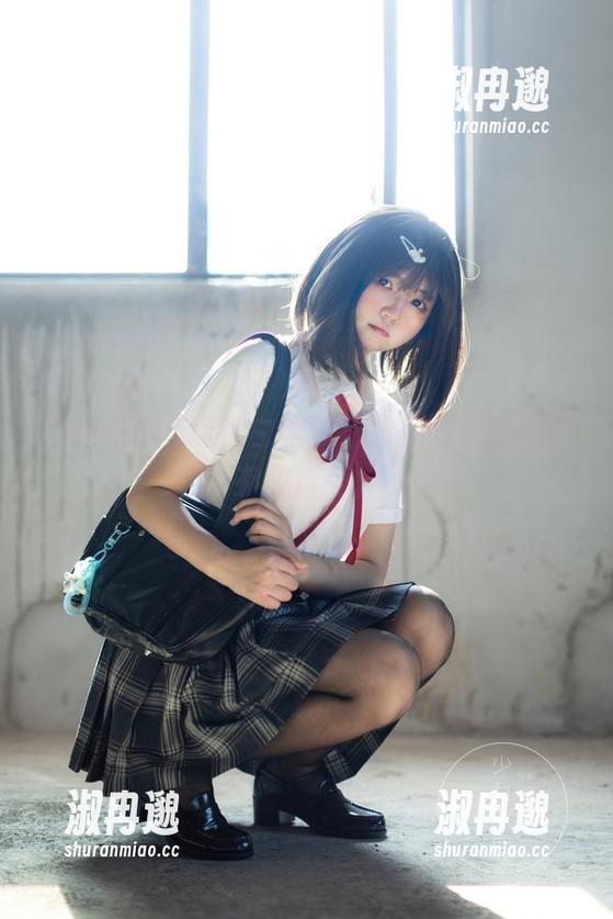 少女秩序，这种白丝短裙的美图让壁纸都有些浮夸。
