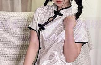 白色的晕崽Zz，cos吗？是没睡好还是怎么的，隐秘又迷离