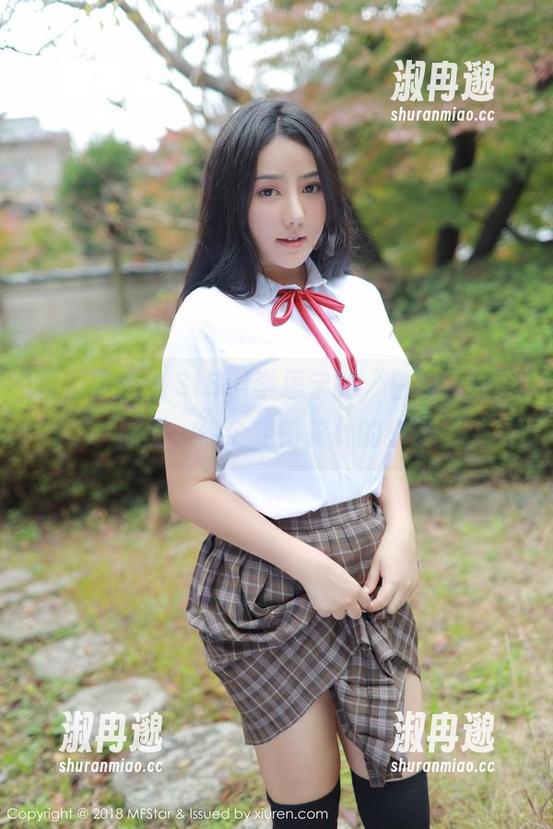 模范学院 - SiByl李思宁的“白衣天使”原图，像个走错森林的小鹿