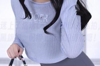 最近迷上了洛璃LoLiSAMA的私拍，2B黑旗袍，配得上我的拍诗歌呀！