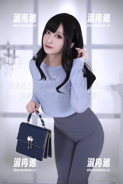 最近迷上了洛璃LoLiSAMA的私拍，2B黑旗袍，配得上我的拍诗歌呀！