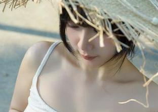 看吧，浅安安在白衬衫里，像一本很厚的书，我又想读又怕看。