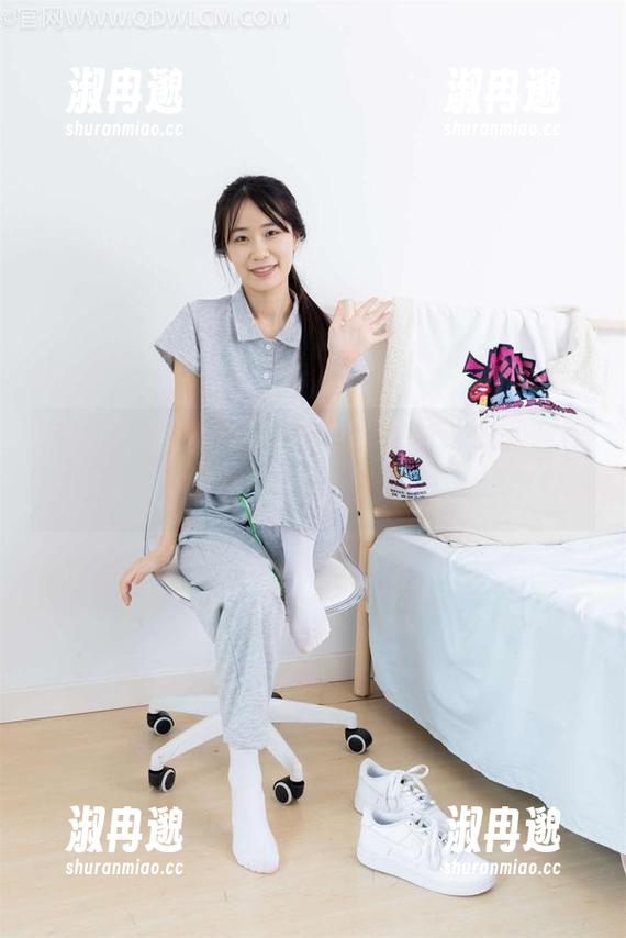 物恋传媒 - 所以小竹的白衬衫,成了图库里的“尴尬浪潮” 物恋传媒 - 所以小竹的白衬衫,成了图库里的“尴尬浪潮”