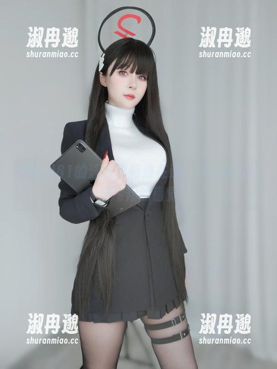 把白银81的泳衣套图放在这，真有种在水里飞翔的错觉