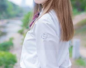 免费获取祖木子那“裸脚白衬衫”的极致优雅，连衣服都在偷懒！