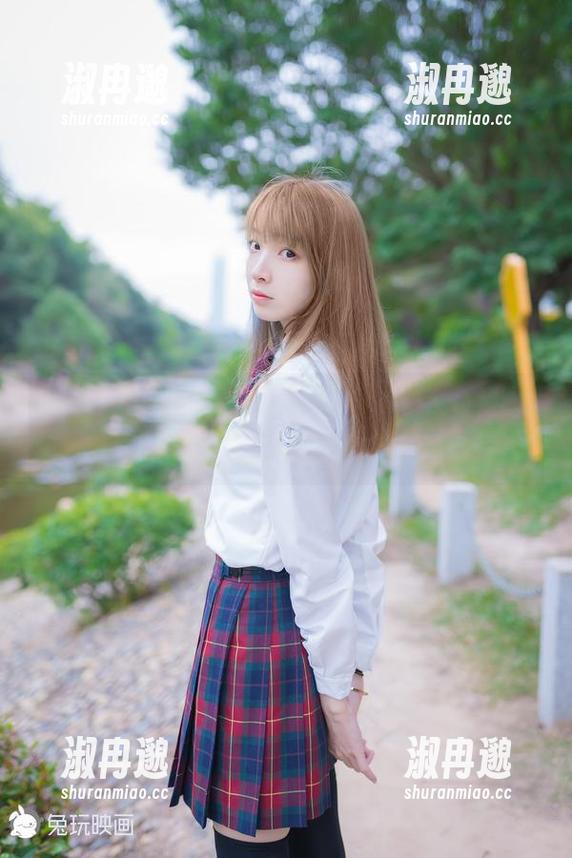 免费获取祖木子那“裸脚白衬衫”的极致优雅，连衣服都在偷懒！