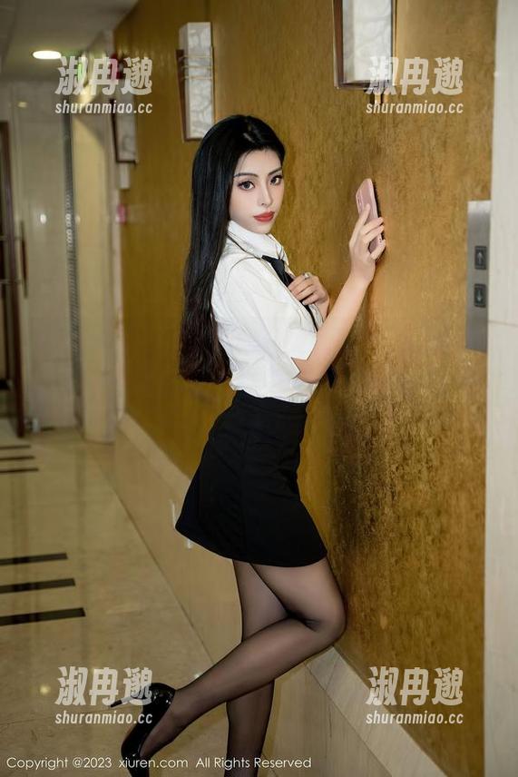 秀人网 - Carol周妍希更新图集，裸足走路有什么了不起，脚底下的小水滴可是个奈斯！