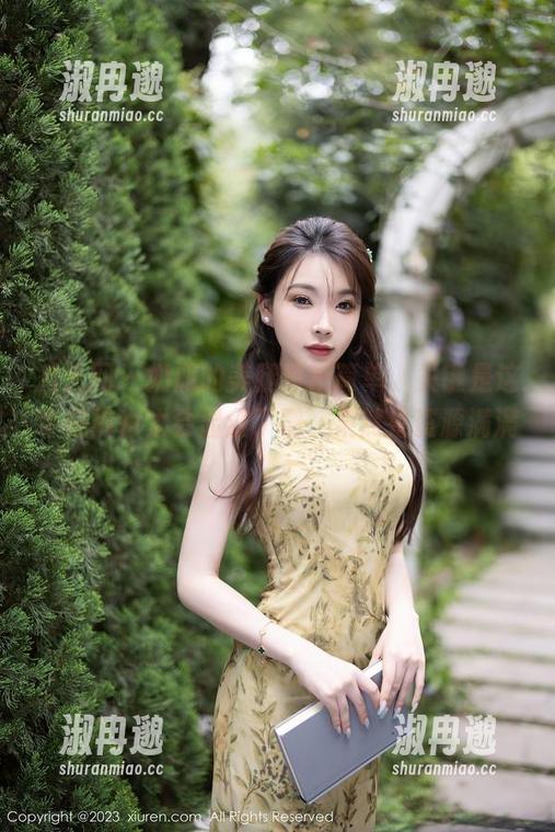 秀人网 - 奶瓶的美腿真不简单，关键是这牛仔裤也太会显瘦了吧，果然是资源满满。
