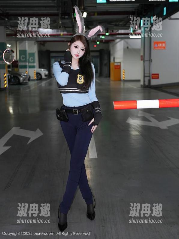秀人网 - 悦悦姐的这套学妹写真，你确定不想给我发一张听听？真的好萌！