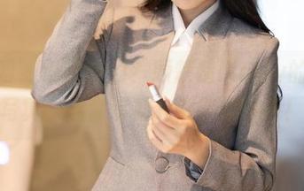 秀人网 – 谁能想到？顾楚楚Maily的最新写真，连套装都充满了故事感！