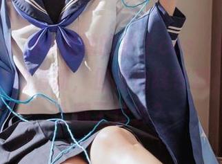 纸悦Etsu_ko和她的护士cos，照片里充满了淡淡的清新，但我始终在想，她的手上藏了什么？