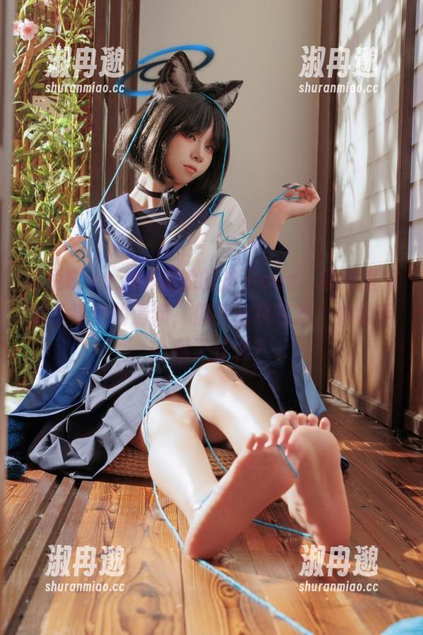 纸悦Etsu_ko和她的护士cos，照片里充满了淡淡的清新，但我始终在想，她的手上藏了什么？