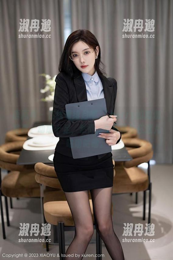 语画界 - 在线看绯月樱_Cherry的瑜伽写真，动感十足，然而...我只能坐在这儿咕噜咕噜。