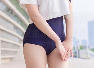 不得不说，雯妹不讲道理的私拍图片让我对黑色的定义又加深一层，暗黑系修女也太强了吧！