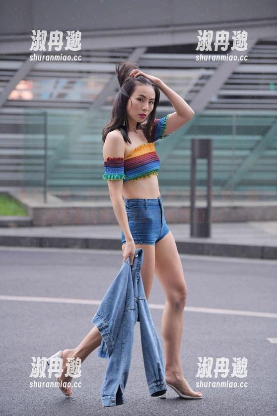 魔镜街拍 - 玲玲的街拍车展写真全集：孤独车型大赛，我的车配我的人！