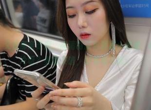 魔镜街拍：又是那条走廊，高清制服包臀裙小姐姐，你还真不怕冷呀？美图来啦，盯着看不腻！