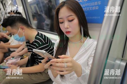 魔镜街拍：又是那条走廊，高清制服包臀裙小姐姐，你还真不怕冷呀？美图来啦，盯着看不腻！